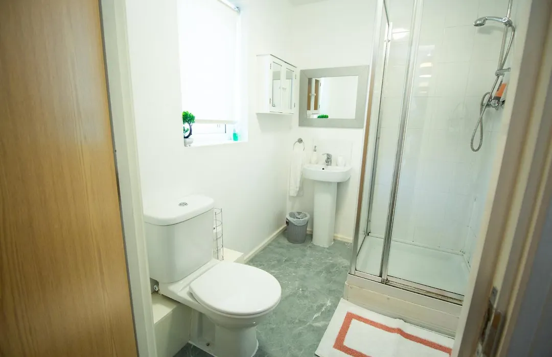 Close To City Centre 3-Bed Townhouse, Sleeps 7, Free Parking, Great Transport Links-1