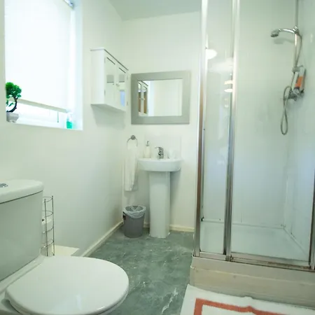 Close To City Centre 3-Bed Townhouse, Sleeps 7, Free Parking, Great Transport Links-2