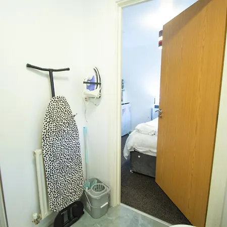 Close To City Centre 3-Bed Townhouse, Sleeps 7, Free Parking, Great Transport Links-3