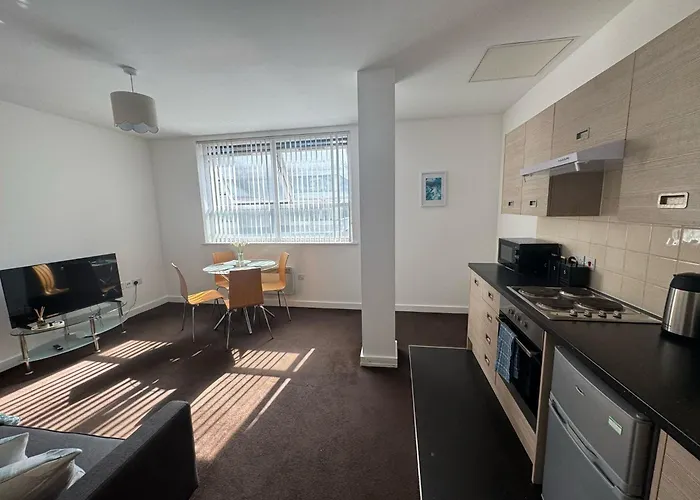 Chic Trafford , Private Underground Parking, Fast Wi-Fi, Self Check-In Anytime, 5 Mins To Old Trafford Stadium