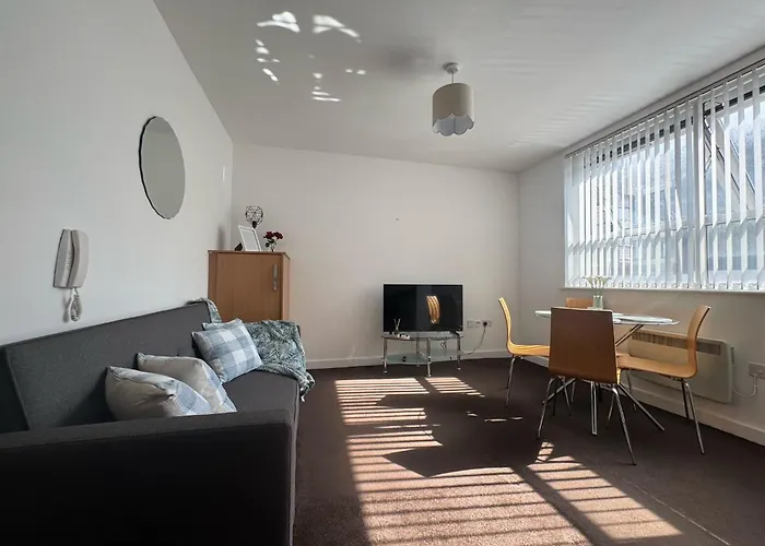 Chic Trafford , Private Underground Parking, Fast Wi-Fi, Self Check-In Anytime, 5 Mins To Old Trafford Stadium