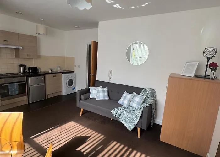 Chic Trafford , Private Underground Parking, Fast Wi-Fi, Self Check-In Anytime, 5 Mins To Old Trafford Stadium